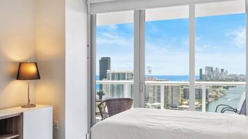 2 chambres, bureau, fer et planche à repasser, lit de bébé portatif