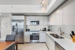 Refrigerador, microondas, horno y parrilla de estufa 