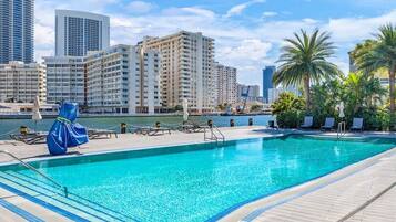 Una piscina al aire libre, una piscina climatizada