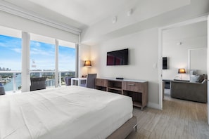 2 habitaciones, escritorio y tabla de planchar con plancha 