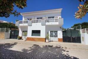 Unclassified image, 5 of 14, button - Entire Algarve home for six (Armação de Pêra)