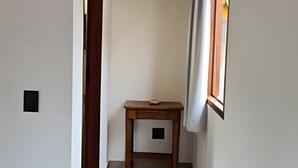 A narrow hallway with a wooden table and a lamp. - Chalet 800 meters from Chapada dos Veadeiros Park, Wi-Fi (Alto Paraíso de Goiás)