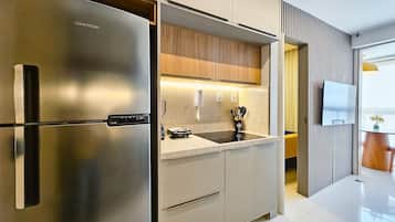 Kjøleskap, mikrobølgeovn, kaffetrakter/tekoker og brødrister