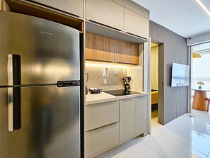 Refrigerador, microondas, cafetera y tetera y tostadora 