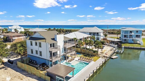 Luxe Beach Retreat: Private Pool, Spa and Dock!