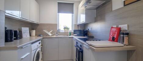 Frigorifero, microonde, forno, piano cottura