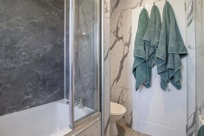 Shower, hair dryer - Highfield Apartment - 2 Bed Near Motherwell Centre (Motherwell)