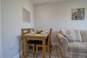 Dining - Highfield Apartment - 2 Bed Near Motherwell Centre (Motherwell)