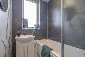 Shower, hair dryer - Highfield Apartment - 2 Bed Near Motherwell Centre (Motherwell)