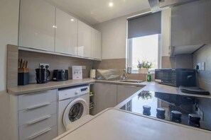 Microwave, toaster, cookware/dishes/utensils - Highfield Apartment - 2 Bed Near Motherwell Centre (Motherwell)