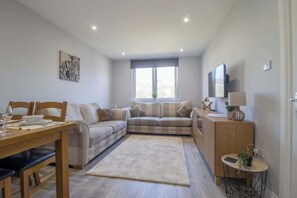 TV - Highfield Apartment - 2 Bed Near Motherwell Centre (Motherwell)
