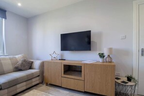 TV - Highfield Apartment - 2 Bed Near Motherwell Centre (Motherwell)