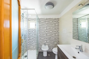 Dusche, Haartrockner, Bidet, Handtücher