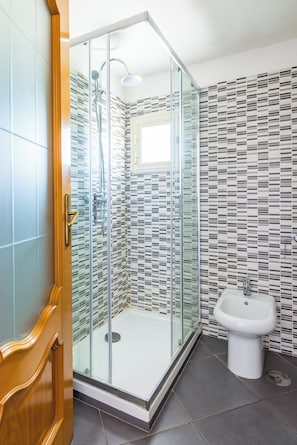 Dusche, Haartrockner, Bidet, Handtücher