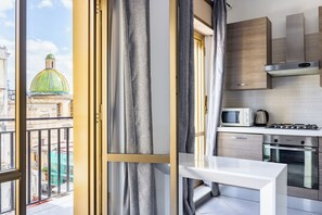 Kylskåp, ugn, spishäll och kaffe- och tebryggare