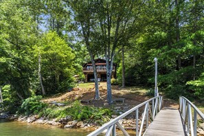 Property grounds - Cabin on the Lake! Hot Tub, Fire-pit, Kayaks & Stunning Lake Views! Pet-Friendly (Morganton)
