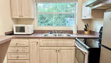 Réfrigérateur, micro-ondes, four, cafetière/bouilloire