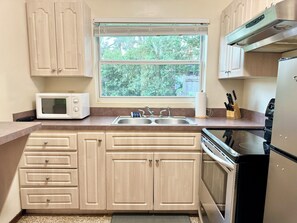 Refrigerador, microondas, horno y cafetera y tetera