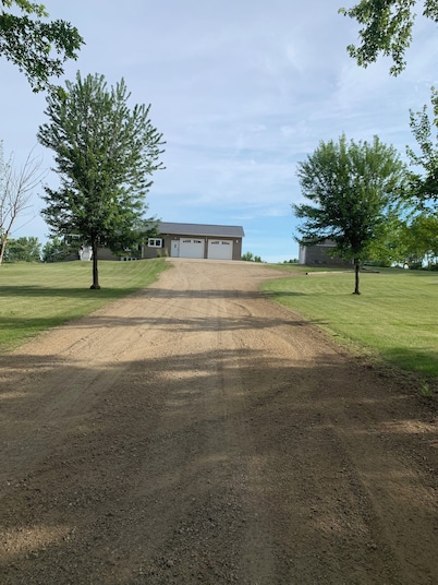 Charming 3-bedroom home with AC, WiFi in Britton. Quiet, trees, and sunsets!