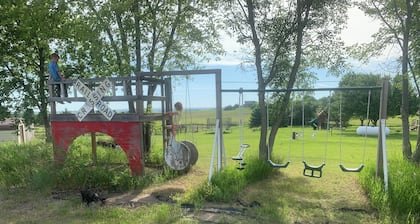 Charming 3-bedroom home with AC, WiFi in Britton. Quiet, trees, and sunsets!