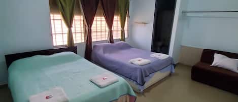 Habitación básica | Decoración personalizada y muebles diferentes