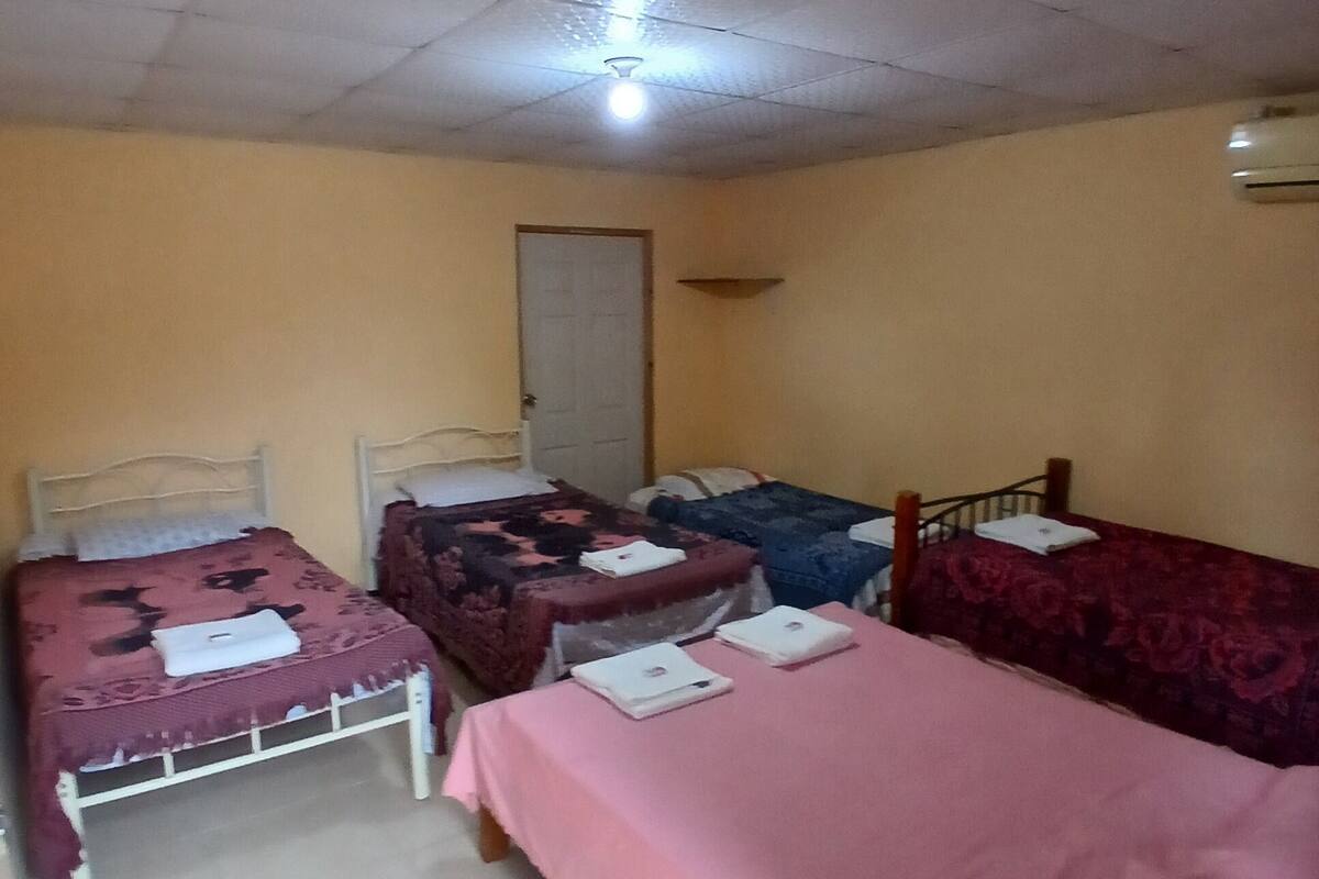 Habitación básica | Espacio para trabajar con un portátil y wifi gratis