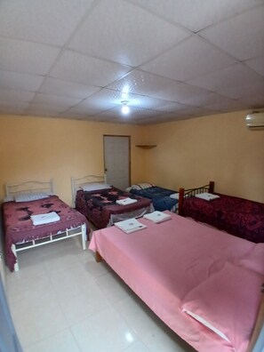 Habitación básica | Decoración personalizada y muebles diferentes 