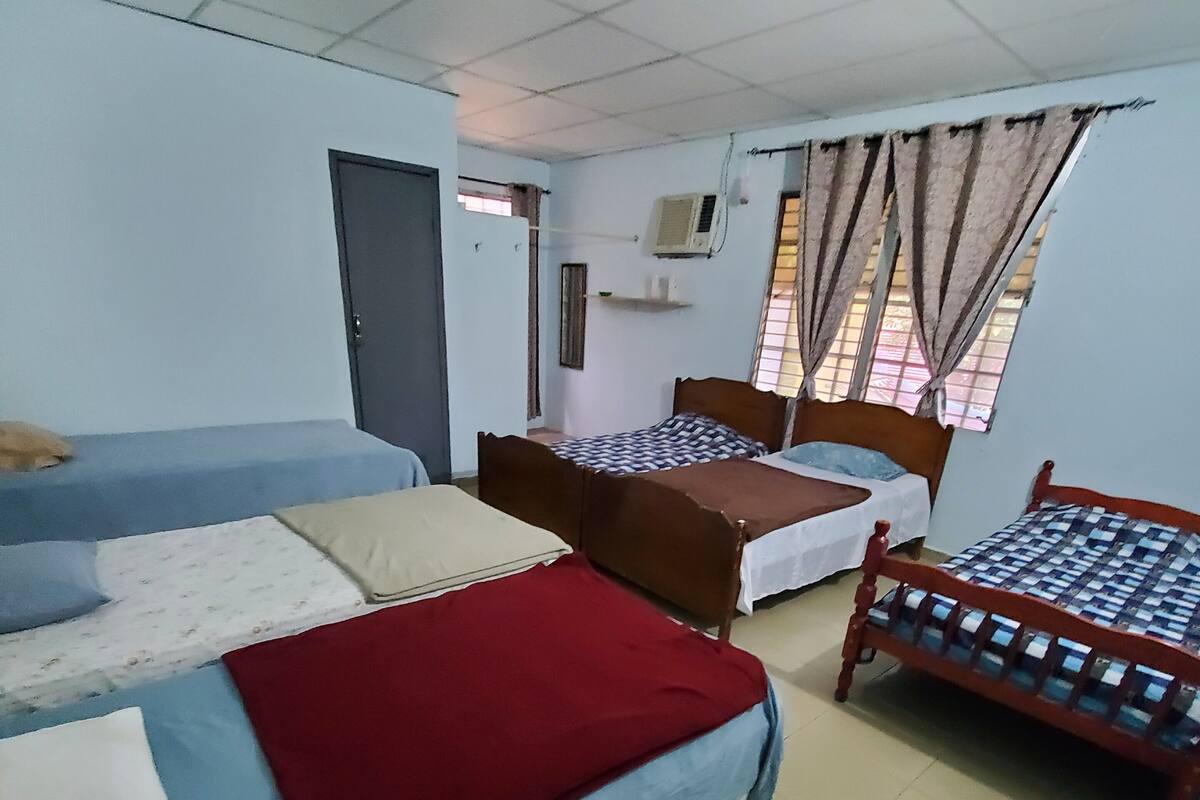 Habitación básica | Espacio para trabajar con un portátil y wifi gratis