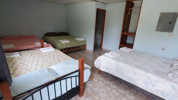 Habitación básica | Decoración personalizada y muebles diferentes