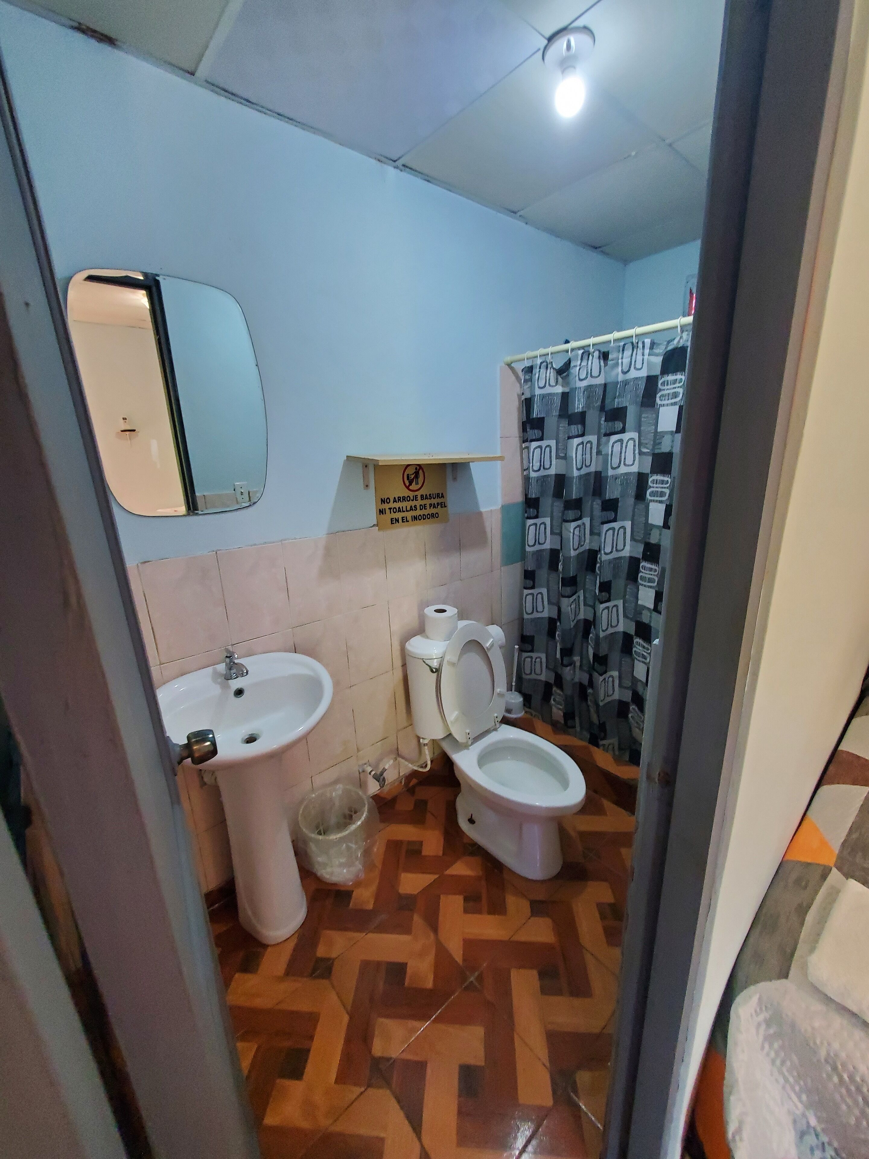 Rom – basic | Individuelt dekorert, individuelt innredet og skrivebord for bærbar PC