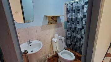 Rom – basic | Individuelt dekorert, individuelt innredet og skrivebord for bærbar PC