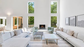 Smart TV, fireplace, stereo
