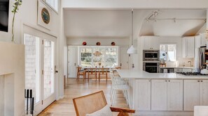 Microwave, oven, stovetop, coffee/tea maker - Beautiful, new design with tons of natural light, heated pool, and great... (Sag Harbor)