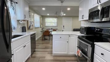 Een magnetron, een oven, een kookplaat, een vaatwasser