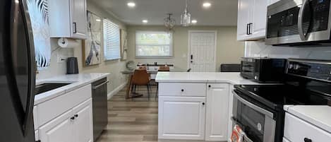 Micro-ondes, four, plaque de cuisson, lave-vaisselle