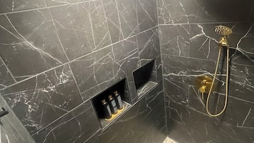 Ducha, secador de pelo, toallas, jabón