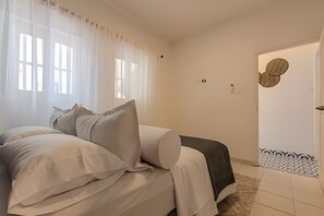5 habitaciones, tabla de planchar con plancha y ropa de cama 