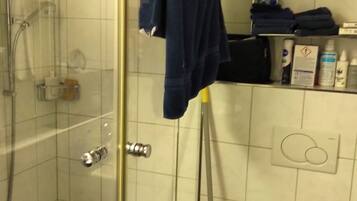 Douche, sĂšche-cheveux, serviettes fournies, savon