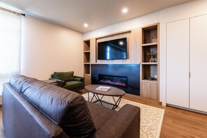 Älytelevisio, takka, kirjoja