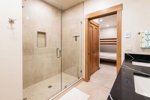 Douche, séchoir à cheveux, serviettes fournies, savon
