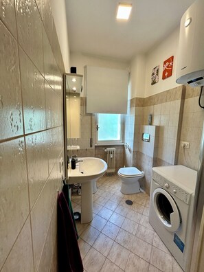 Douche, sèche-cheveux, bidet, serviettes fournies