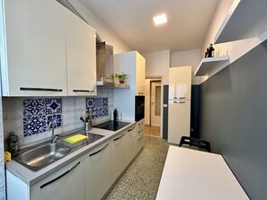 Kühlschrank, Ofen, Herdplatte, Wasserkocher mit Kaffee-/Teezubehör