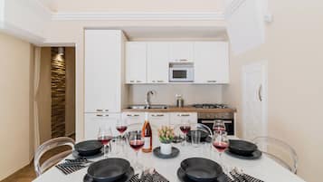 Een koelkast, een microgolfoven, een kookplaat