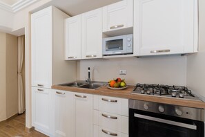 Fridge, microwave, stovetop, cookware/dishes/utensils