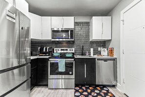 Réfrigérateur, four à micro-ondes, un four, surface de cuisson