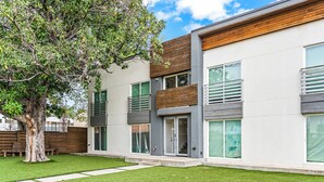 Un bâtiment moderne à deux étages, doté d’un toit plat, de grandes fenêtres et d’une pelouse bien entretenue.