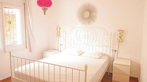 2 bedrooms, iron/ironing board, WiFi, bed sheets - Casdanna 1: Sea View, 17 m² Terrace, 150 m from the Beach, Garage & Wi-Fi (Roses)