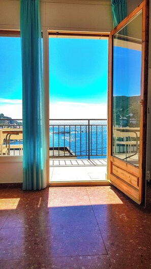 Interior - Casdanna 1: Sea View, 17 m² Terrace, 150 m from the Beach, Garage & Wi-Fi (Roses)