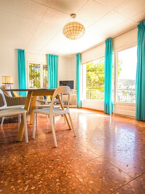 Smart TV, books - Casdanna 1: Sea View, 17 m² Terrace, 150 m from the Beach, Garage & Wi-Fi (Roses)