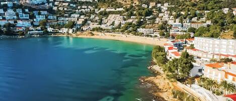 Sulla spiaggia, lettini da mare